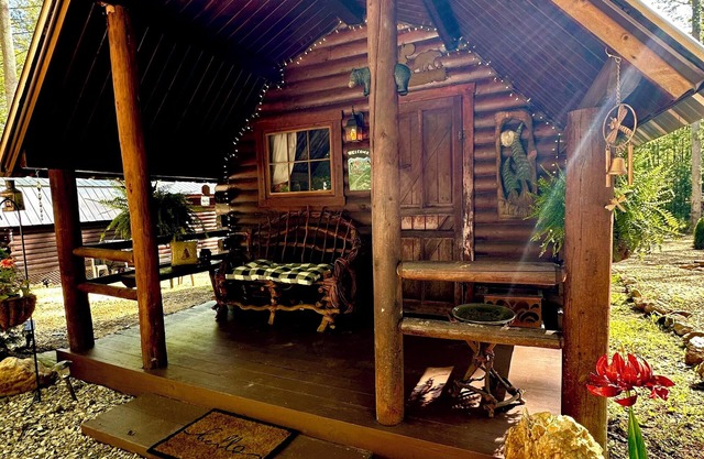 Big Bear Log cabin in The Forest! Cozy, quiet and perfect for a couples getaway!
