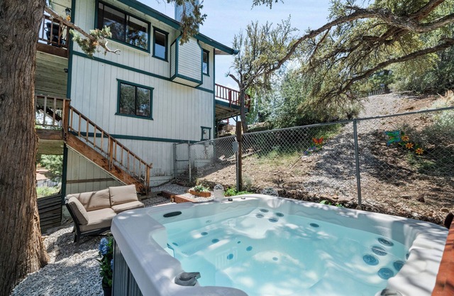 Big Bear Treehouse Retreat, Hot Tub, Stunning Views, Pet-Friendly