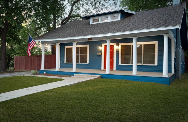 Big Blue Casita steps away from Downtown/Pearl Brewery