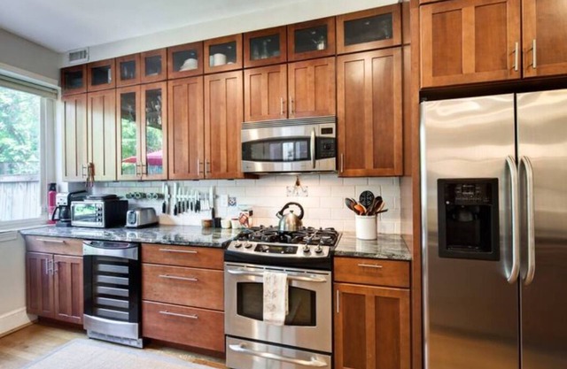 Big family-friendly 3BR/1.5 bath home near metro, amenities w/parking