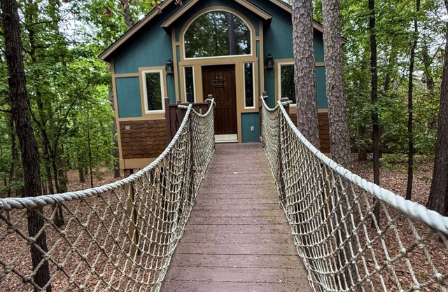 Big Pine Treehouse with Jacuzzi