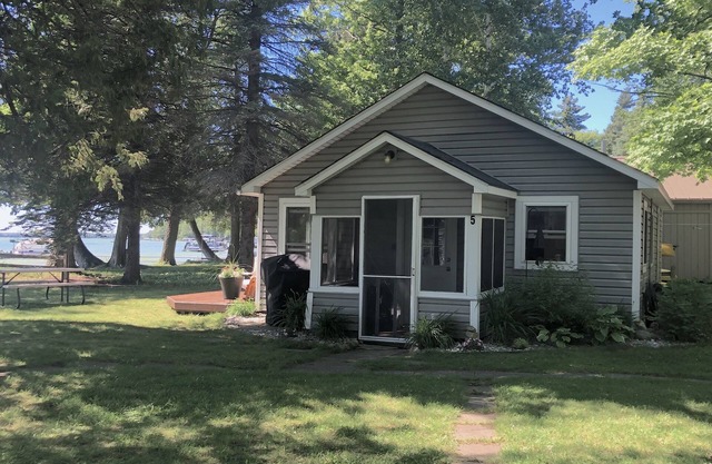 Big Platte Lake Waterfront Cottage!