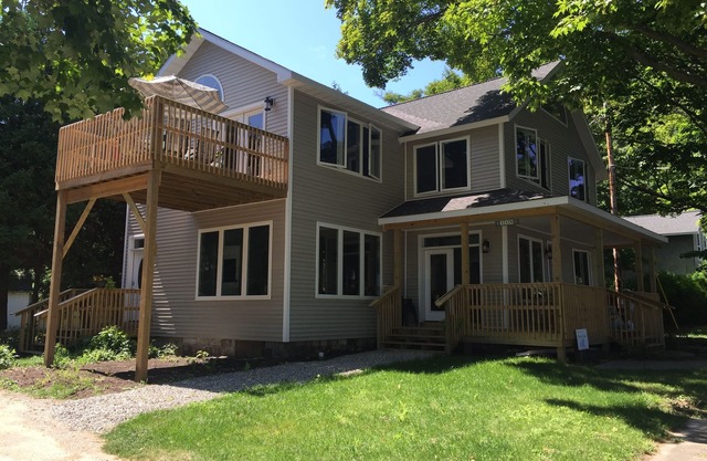 Big Porch Apt Overlooking Beautiful Betsie Bay. Near magnificent Lake overlook