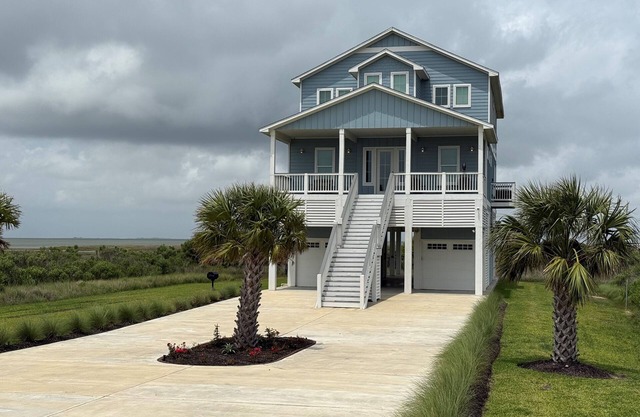 Big Rooms and Big Views! Amazing bay views and family fun on the West End