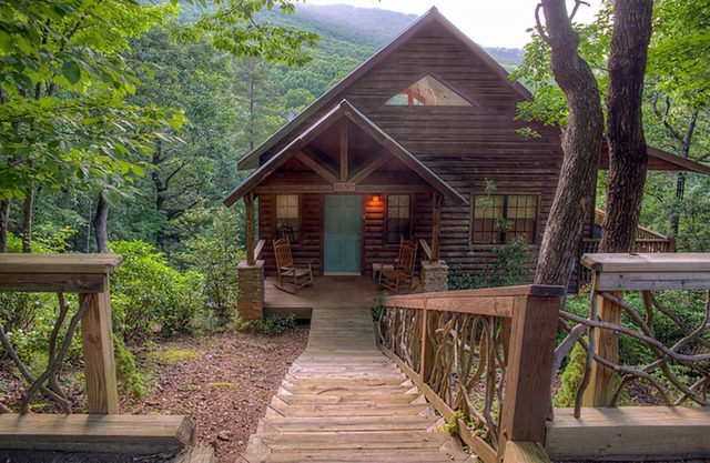 Big Sky- Luxury Couples Cabin with Views of Mt Yonah and Hot tub. Near Helen GA
