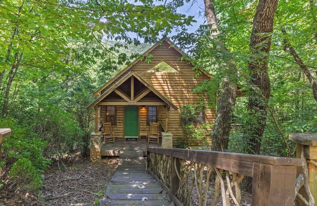 Big Sky - Luxury Couple's Cabin with Spectacular Views of Yonah Mountain
