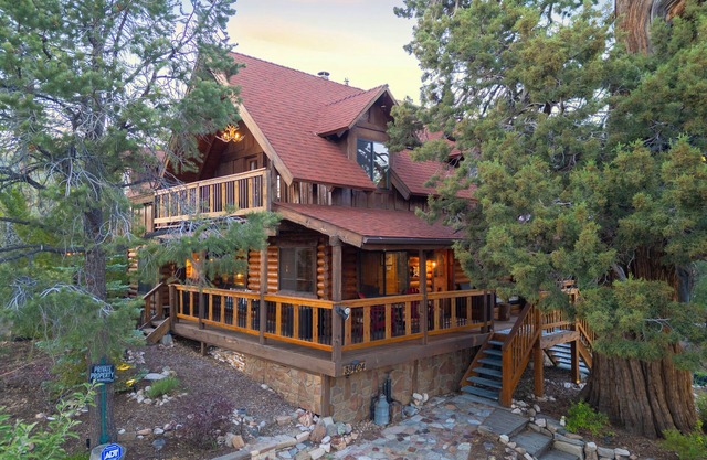 Big Tree Lodge | Cozy Cabin w/Firepit, Piano Bar & Deck