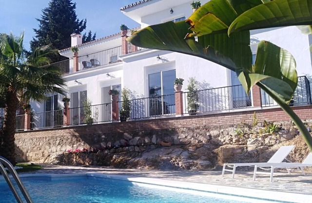 Big villa with amazing views - great for groups!