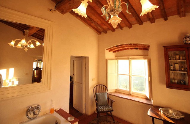 Big Villa with Spectacular Views, 15 mins from Lucca