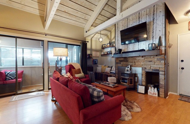 Bigwood 41 Cozy Mountain Cabin, Private Washer Dryer, 1 mile to Eagle Lodge by RedAwning