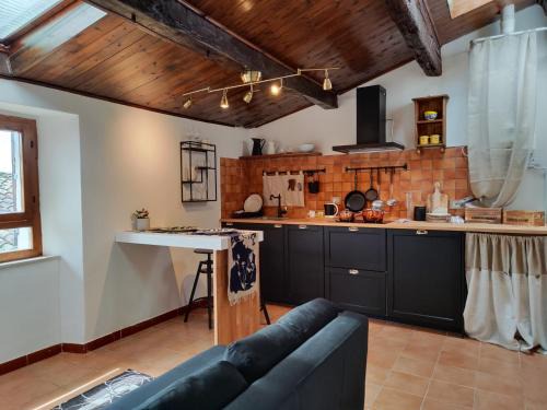 Bilocale Moderno nel Centro Storico by Host Hero