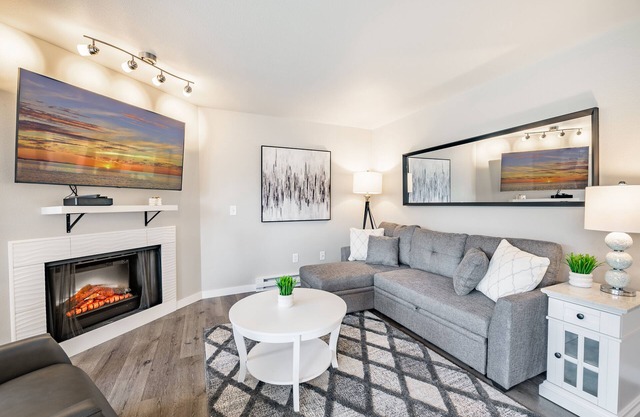 Birch Bay Condo w Hot Tub and Cozy Patio - 108