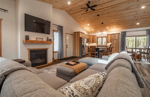 "Birdie Bunkhouse" Rome WI - 4 Bedroom Home - Close to Several Golf Courses!