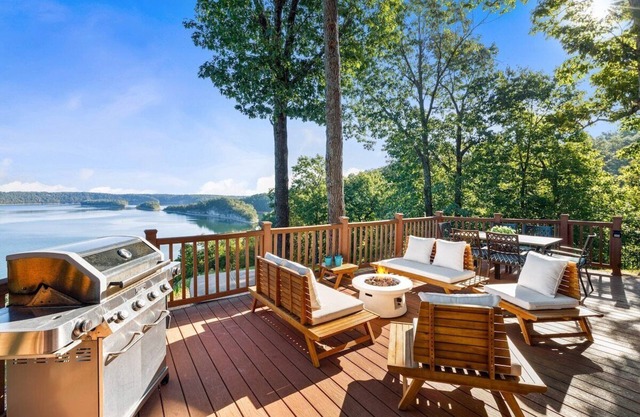 Birds Eye Retreat -10 acres on Beaver Lake-Hot Tub