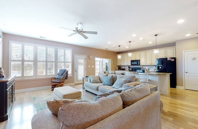 Bishops Landing Furnished Home w/Private Washer/Dryer, Shared Pool, WiFi