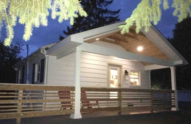 Bitty Brighton Bungalow - cozy home downtown.