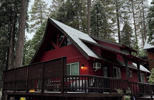 Black Bear Den ~ Access to Private Lake! Heat and AC