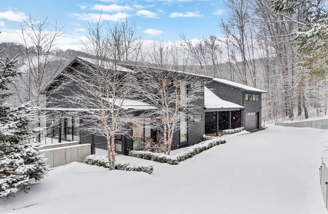 Black Diamond- One of Kind Spectacular Ski-in-Ski-Out House Overlooking Slopes