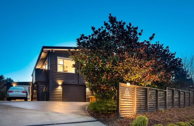 Black House & Studio - Mapua holiday home