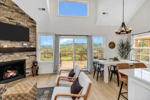 Black Mountain Getaway with Stunning Views