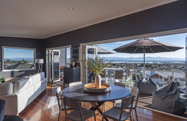 Black Vista - Entertainers Delight 4 Bedrooms & 3 Bathrooms!