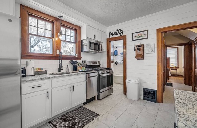 Blair's Historic Mansion - 4 Bed - 2 Bath - WOW