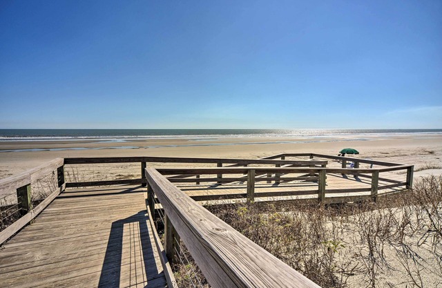Blissful Kiawah Island Escape: Walk to the Beach!