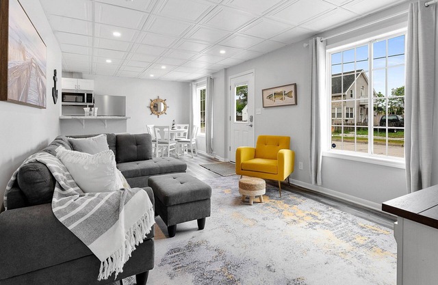 Blissful Luxury Duplex Lower - 2 1/2 Blocks to the Beach