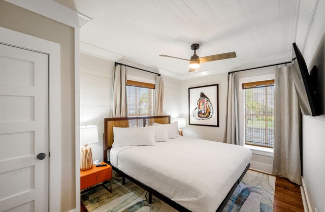 Block from the water, charming, newly renovated, steps to Battery Marina!