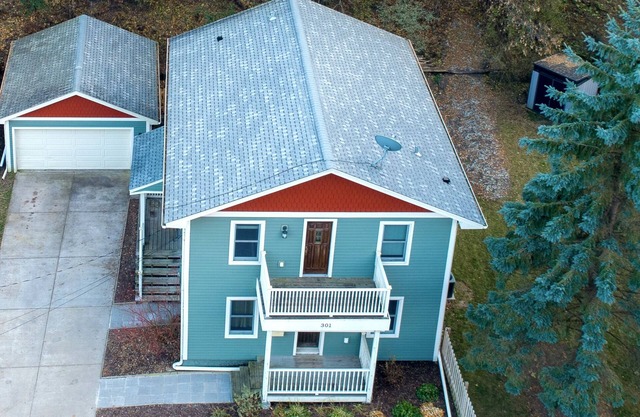 Blocks to Downtown. Charming 3 Bed, Entire House