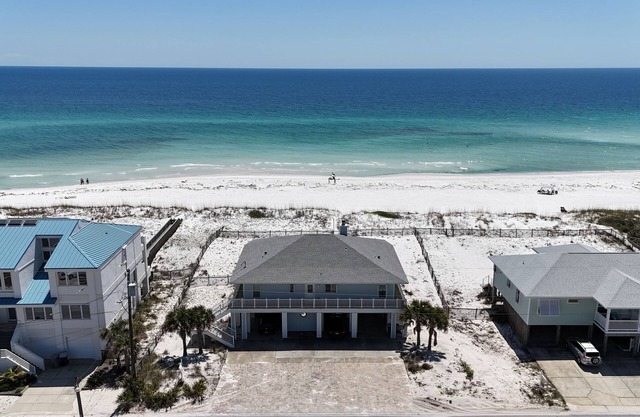Blue Angel | Gulf Front, Great for Families! Pool table, Great Outdoor Space with Bar/Grill!