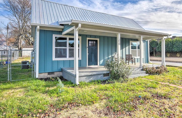 'Blue Bird Bungalow' - 3 Mi to Main St!