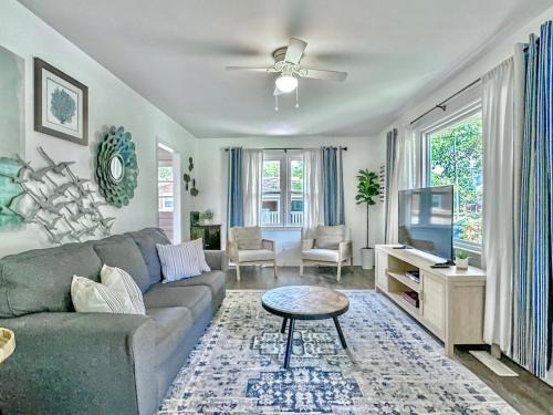Blue Bungalow huge yard & king bed