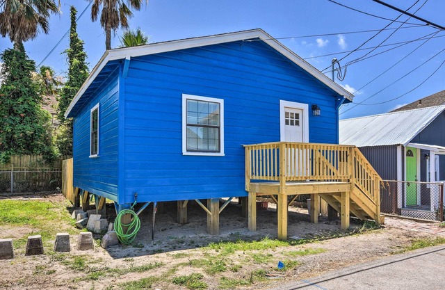 ‘Blue Dolphin' Cottage: Walk to Galveston Seawall!