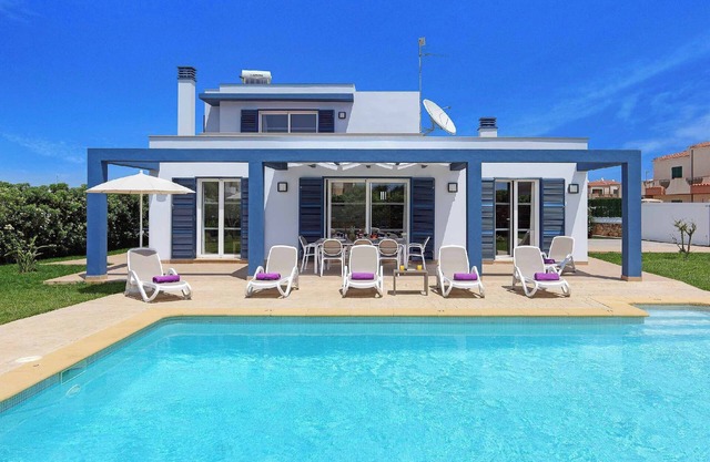 Blue Dream - Beautiful Family-Friendly Villa Very Close to Beach & Shops