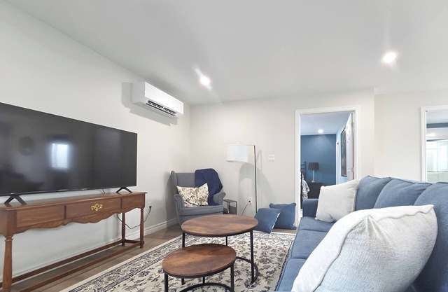 Blue Forest apartment is close to downtown. A/C kitchen and laundry all provided