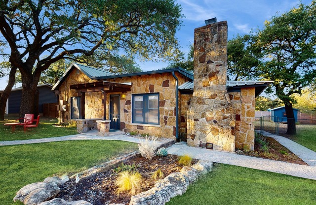 Blue Haus with hot tub, shuffleboard, EV charger - walk to town & wineries