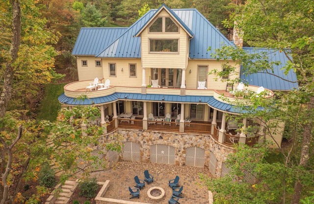 Blue Haven- 5 bedroom Lakefront home