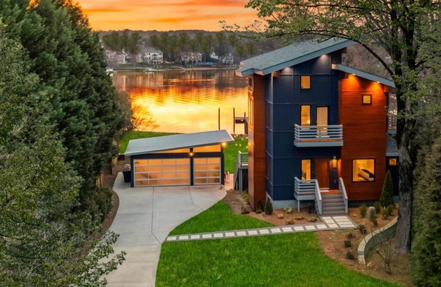 Blue Haven w/Game Room, Hot Tub & Optional Boat Rental
