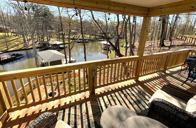 Blue Heron Hideaway 3 bd 2ba with Private Dock & Sunset Views, pet friendly.