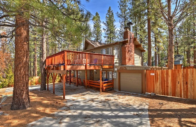 Blue Jay Chalet by Destination Big Bear: Fox Farm! Hot Tub! Vintage Arcade Game! Pet Friendly!