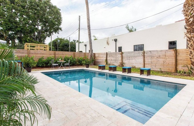 Blue Lagoon - Heated Pool, Mins to WPB + DT