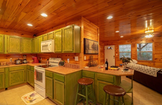 Blue Lake Cozy Cabin, situated on 3 acres, 5 min walk to lake! Mountain views!