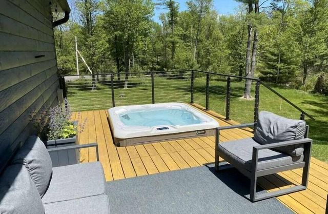 Blue Mountain Cabin - Saugerties Gem with Hot Tub
