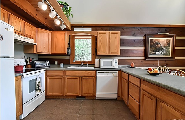 Blue Mountain Retreat, private yet close to everything