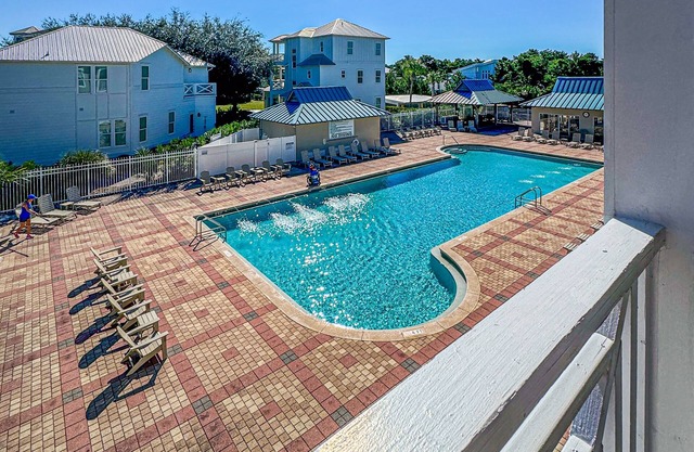 Blue Mountain Beach – charming 2nd floor condo with pool view