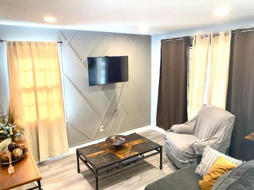 Blue Oval -King bed-2bedrooms 1,5 bath, 4beds, sleeps 5