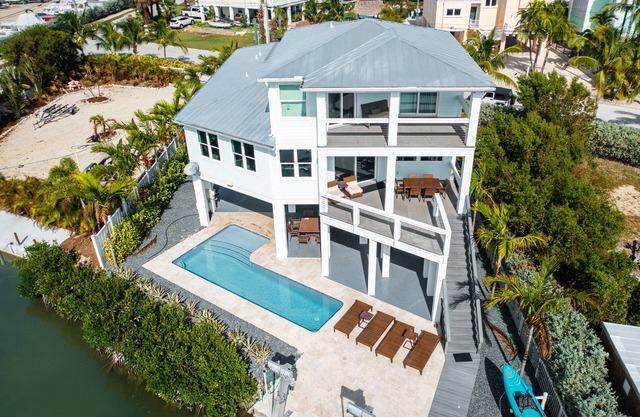 BLUE PEARL - 5 Bedroom/4 Bathroom Pool, Kayak, Bike, Canal Front w/Boat Lift