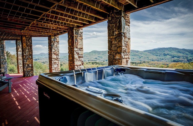 Blue Ridge Escape: Stunning views, tons of space, hot tub, Tesla Charger and more!