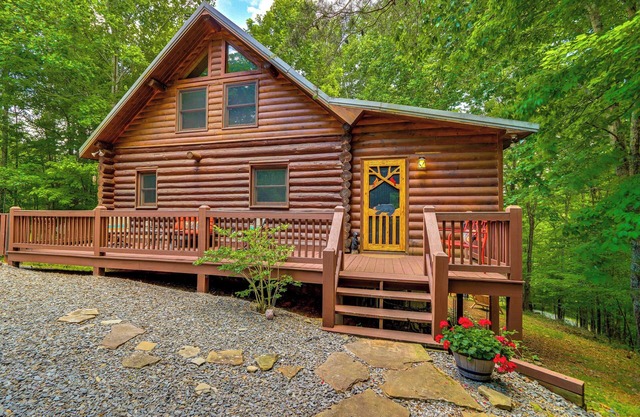 Blue Ridge Log Cabin w/Hot Tub & Game Room!
